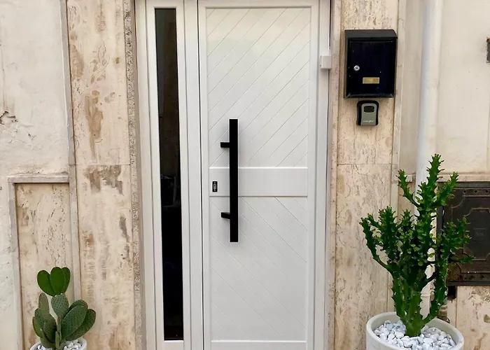 Charming 2 Bedroom In Town!