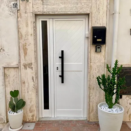 Charming 2 Bedroom In Town!