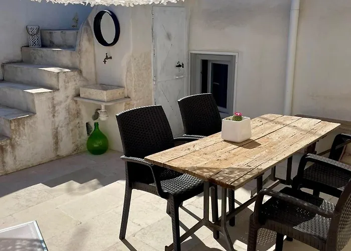 Charming 2 Bedroom In Town! * 오스투니